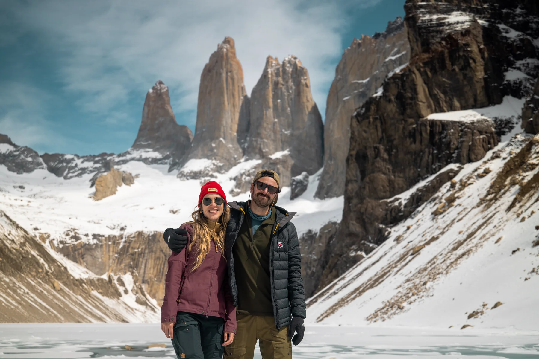 Ale e Duda em frente a uma paisagem de montanhas